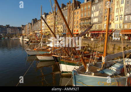 alten Segel hölzerne Fischerboote. Hafen von Honfleur Normandie Frankreich Stockfoto
