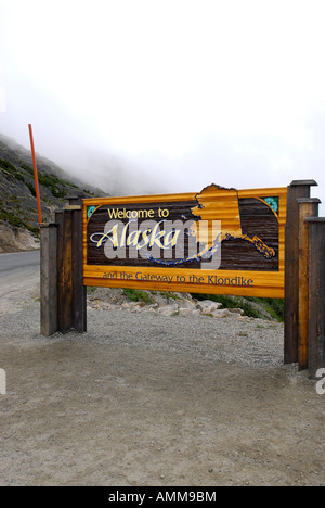 Willkommen Sie bei Alaska Marker Wegweiser entlang South Klondike Highway und White Pass in der Nähe von Skagway Alaska AK USA uns Stockfoto