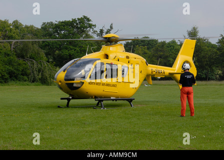 Eine Luft Rettungshubschrauber Teilnahme an einen Notfall. Stockfoto