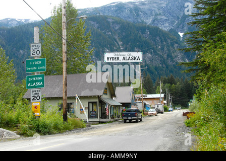 Main Street Geschäfte Filialen in Hyder Alaska AK USA US-Grenze mit Stewart BC British Columbia Kanada Stockfoto