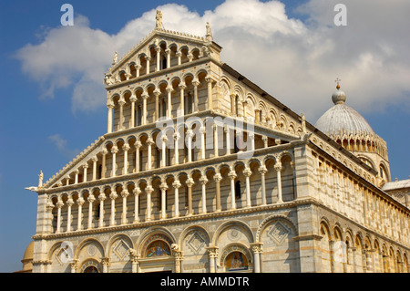 Blick auf den Dom von Pisa romanische Arkaden an der Fassade des Doms. Piazza del Miracoli Pisa Italien Stockfoto