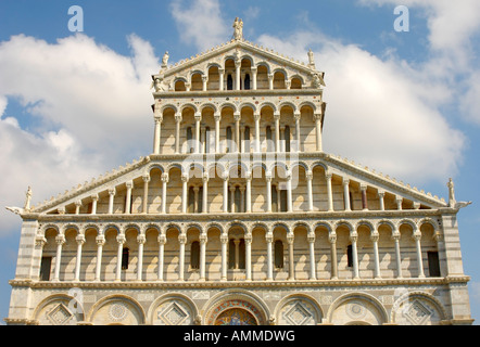 Blick auf den Dom von Pisa romanische Arkaden an der Fassade des Doms. Piazza del Miracoli Pisa Italien Stockfoto