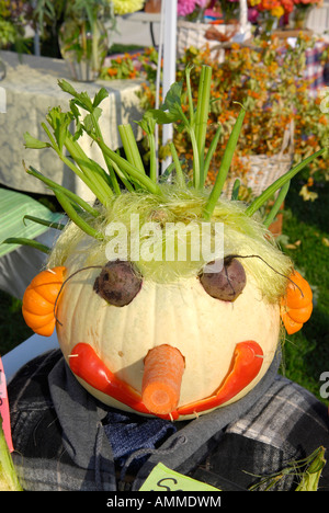 Gemüse Kunst mit einer Vogelscheuche, hergestellt aus verschiedenen Gartengemüse Stockfoto