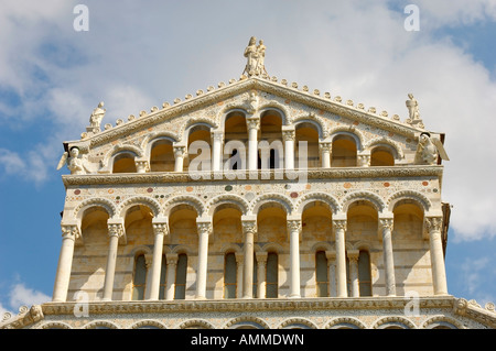 Blick auf den Dom von Pisa romanische Arkaden an der Fassade des Doms. Piazza del Miracoli Pisa Italien Stockfoto