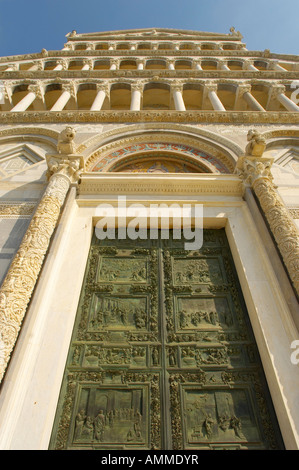 Blick auf den Dom von Pisa romanische Fassade. Piazza del Miracoli Pisa Italien Stockfoto