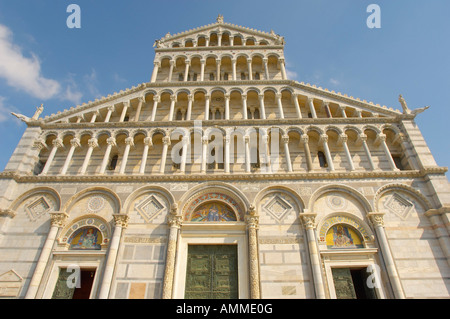 Blick auf den Dom von Pisa romanische Arkaden an der Fassade des Doms. Piazza del Miracoli Pisa Italien Stockfoto