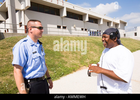 Justizvollzugsanstalt Offizier und Häftling sprechen auf dem Hof. Mittlere und maximale Sicherheit Gefängnis. Stockfoto