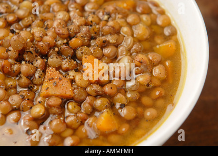 Traditionelle griechische Linsensuppe (Fakes) mit Karotten, Knoblauch und Lorbeer. Serviert mit rohen Olivenöl und Essig Stockfoto