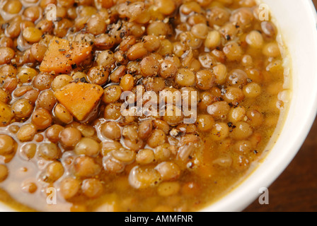 Traditionelle griechische Linsensuppe (Fakes) mit Karotten, Knoblauch und Lorbeer. Serviert mit rohen Olivenöl und Essig Stockfoto