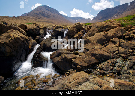 Wasserfall entlang der Tablelands Trail in Tablelands, Gros Morne National Park, große nördliche Halbinsel, Neufundland, Kanada. Stockfoto