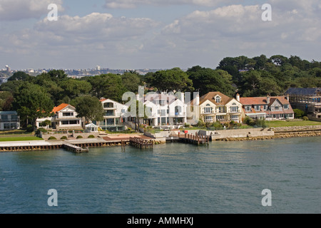 Teure Immobilien Häuser mit privaten Liegeplätze auf Sandbänken Halbinsel Poole Harbour UK Stockfoto