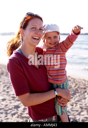 Junge Frau mit Baby (2-3), lächelnd Stockfoto