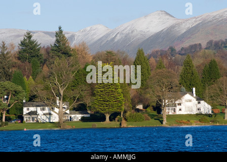 Häuser mit schönen Gärten am Ufer des Lake Windermere in der Nähe von Ambleside mit High Street Gebirge mit Schnee-Streusel Stockfoto