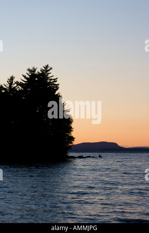 Weiße Kiefern und Mount Kineo in der Ferne wie aus Zucker Insel in Lily Bay Maine s Moosehead Lake nördlichen Wald Sonnenuntergang gesehen Stockfoto