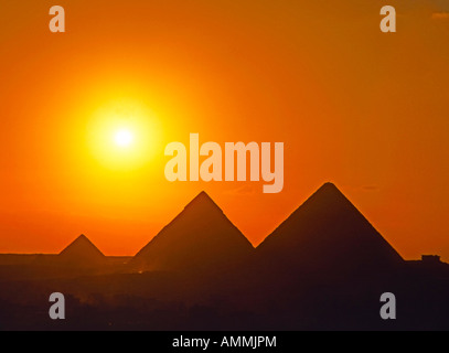 Sonnenuntergang über den Pyramiden, Gizeh, Ägypten Stockfoto