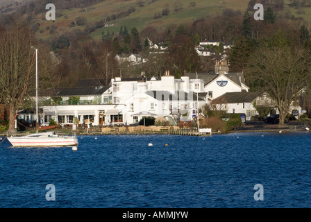 Eine Yacht vertäute in Lake Windermere mit Stadtvilla Gasthof und Hotel Ambleside Lake District National Park Cumbria England UK Stockfoto