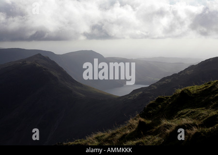 Sonnenstrahlen auf Yewbarrow mit Wastwater & 'Illgill Head"im Hintergrund von Säule oben Wasdale Cumbria England Stockfoto