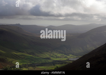 Sonnenlicht beleuchtet Wasdale Head aus Säule oben Mosedale mit Burnmoor Tarn in der Ferne Cumbria, England Stockfoto