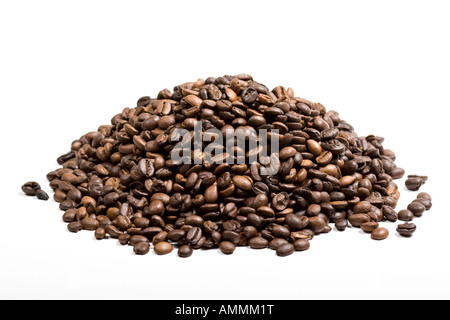 Ein Haufen von Kaffeebohnen isoliert auf weißem Hintergrund Stockfoto