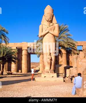 Statue von Ramses II. mit seiner Tochter Bent'anta in dem Bezirk des Amun-Re (oder bereist), Tempelkomplex von Karnak, Luxor Ägypten Stockfoto