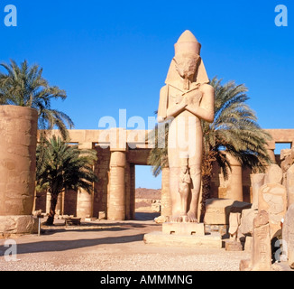 Statue von Ramses II. mit seiner Tochter Bent'anta in dem Bezirk des Amun-Re (oder bereist), Tempelkomplex von Karnak, Luxor Ägypten Stockfoto