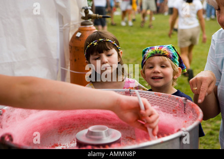 Ein junger Bruder und Schwester sehen Zuckerwatte auf der Quechee-Ballon-Festival in QuecheeVermont Stockfoto