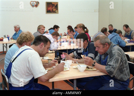 Arbeiter in der Mittagspause bei BMW, Kaliningrad, Russland Stockfoto