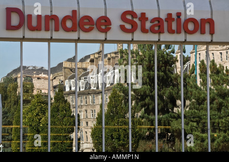 Reflexionen von Gebäuden und Bäumen gespiegelt an den vorderen Fenstern des Bahnhofs in Dundee, Großbritannien Stockfoto