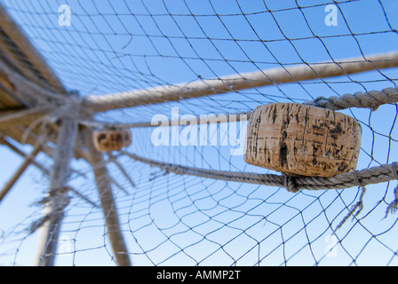 Alte Netze hängen von ungenutzten Stockfisch trocknen Rack, Vestersand, Lofoten Inseln, Norwegen Stockfoto
