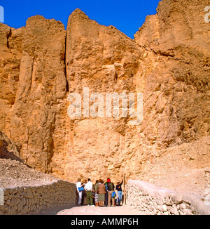 Touristen besuchen das Tal der Könige, Luxor, Ägypten Stockfoto