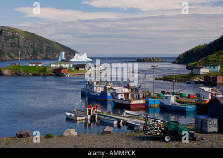 Ein Eisberg gestrandet in den Hafen der alten Bonaventure, Bonavista Halbinsel, Trinity Bay, Neufundland-Labrador, Kanada. Stockfoto