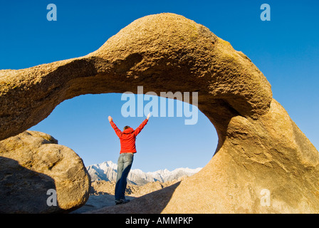 Frau mit den Händen in der Luft stehend in Steinbogen, Alabama Hügel, Calfirnia Stockfoto