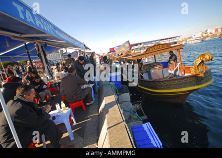 ISTANBUL, TÜRKEI. Boote am Goldenen Horn Wasser in Eminönü Verkauf Balik Ekmek (heiße Makrele Sandwiches). 2007. Stockfoto