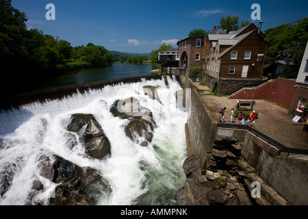 Unterschreitet die überdachte Brücke in Quechee Vermont Ottauquechee River Stockfoto