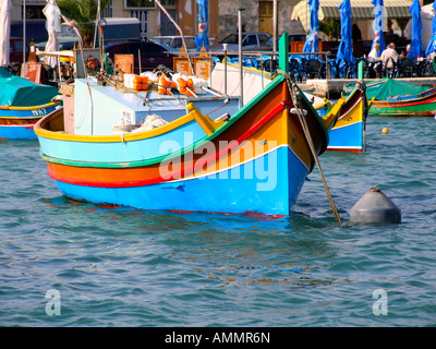 Angelboote/Fischerboote vor Anker in einer Marina in Malta Stockfoto
