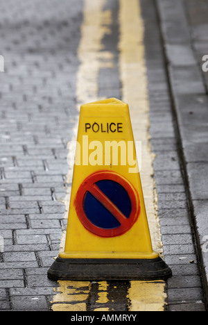 Polizei-keine Wartezeiten-Leitkegel sitzen auf doppelte gelbe Linien Stockfoto