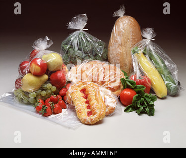 klar Kunststoff Aufbewahrungsbeutel w Lebensmittel Obst Gemüse Brot Gebäck Lebensmittel Elemente frischen Weintrauben Stockfoto