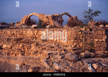 Paphos Archaelogischer Park Zypern Burgruine Saranda Kolones - Burg Lusignan auf der durch Erdbeben zerstörten, im Jahr 1222 erbauten, byzantinischen Stätte Stockfoto