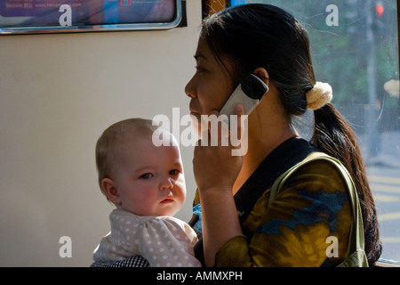 Filipina Domestic Helfer oder Hausgehilfin und kaukasischen Baby Mädchen Hongkong Stockfoto