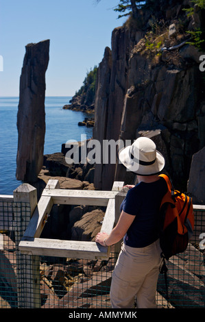 Touristischen anzeigen Balancing Rock in St. Marys Bay auf Long Island, Digby Neck und Inseln Scenic Drive, Nova Scotia, Kanada. Stockfoto