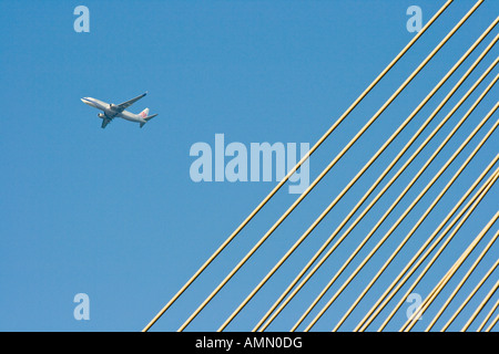 Kabel von Ting Kau Kabel blieb Brücke Passagierflugzeug Hong Kong SAR Stockfoto