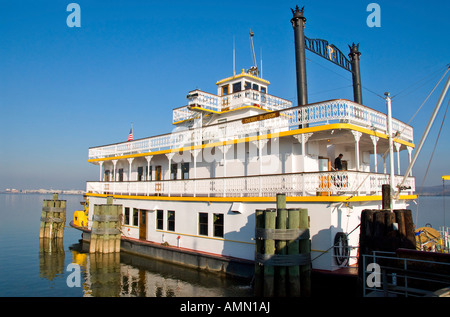Alten altmodischen Paddle Wheeler auf dem Potomac River in Alexandria, Virginia, Washington DC im Hintergrund Stockfoto