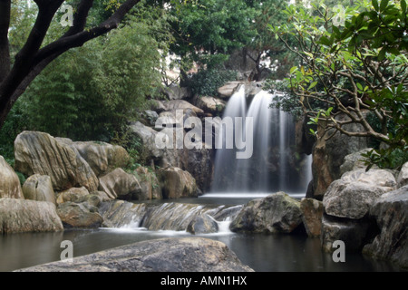 Wasserfall - chinesischer Garten der Freundschaft in Sydney [Hafengasse, Darling Harbour, Sydney, NSW, Australien].                  . Stockfoto