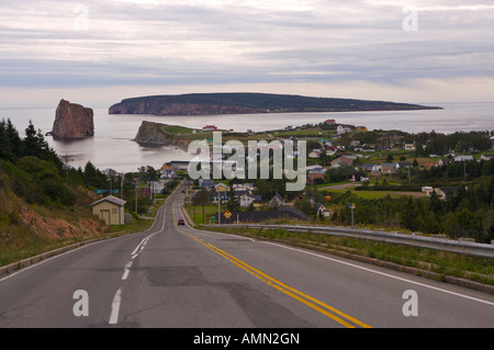 Perce Rock und Bonaventure Island - Parc National de l'lle-Bonaventure-et-du-Rocher-Perce, Gaspesie Halbinsel, Quebec, Kanada. Stockfoto