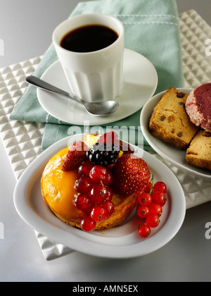 Espresso, mit roten Johannisbeeren und Wilde Erdbeere Custard tart Gebäck in einem Café mit Kaffee Tasse Stockfoto