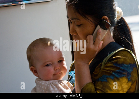 Filipina Domestic Helfer oder Hausgehilfin und kaukasischen Baby Mädchen Hongkong Stockfoto