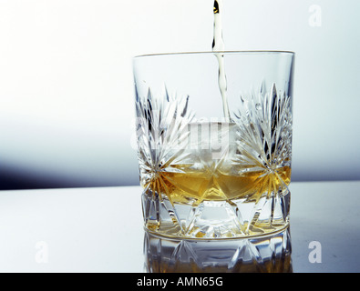 Whisky in einem Kristallglas Stockfoto