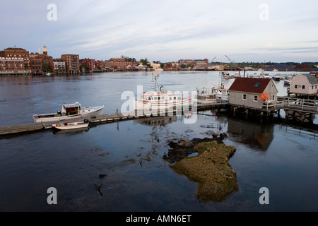 Portsmouth (New Hampshire) und dem Piscataqua Fluß von uns 1 Brücke Memorial Bridge Boote im Vordergrund befinden sich in Kittery ME Stockfoto