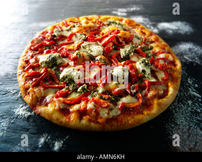 Ganzes Huhn und Pfeffer Pizza Stockfoto