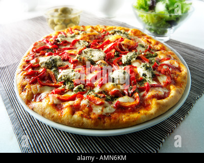 Ganzes Huhn und Pfeffer garniert pizza Stockfoto